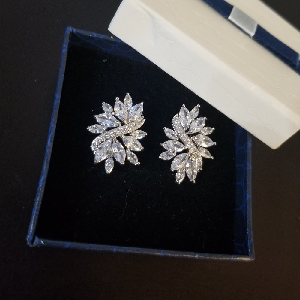 18K White Gold Swarovski Elements crystal Marquise women's earrings - Picture 3 of 10